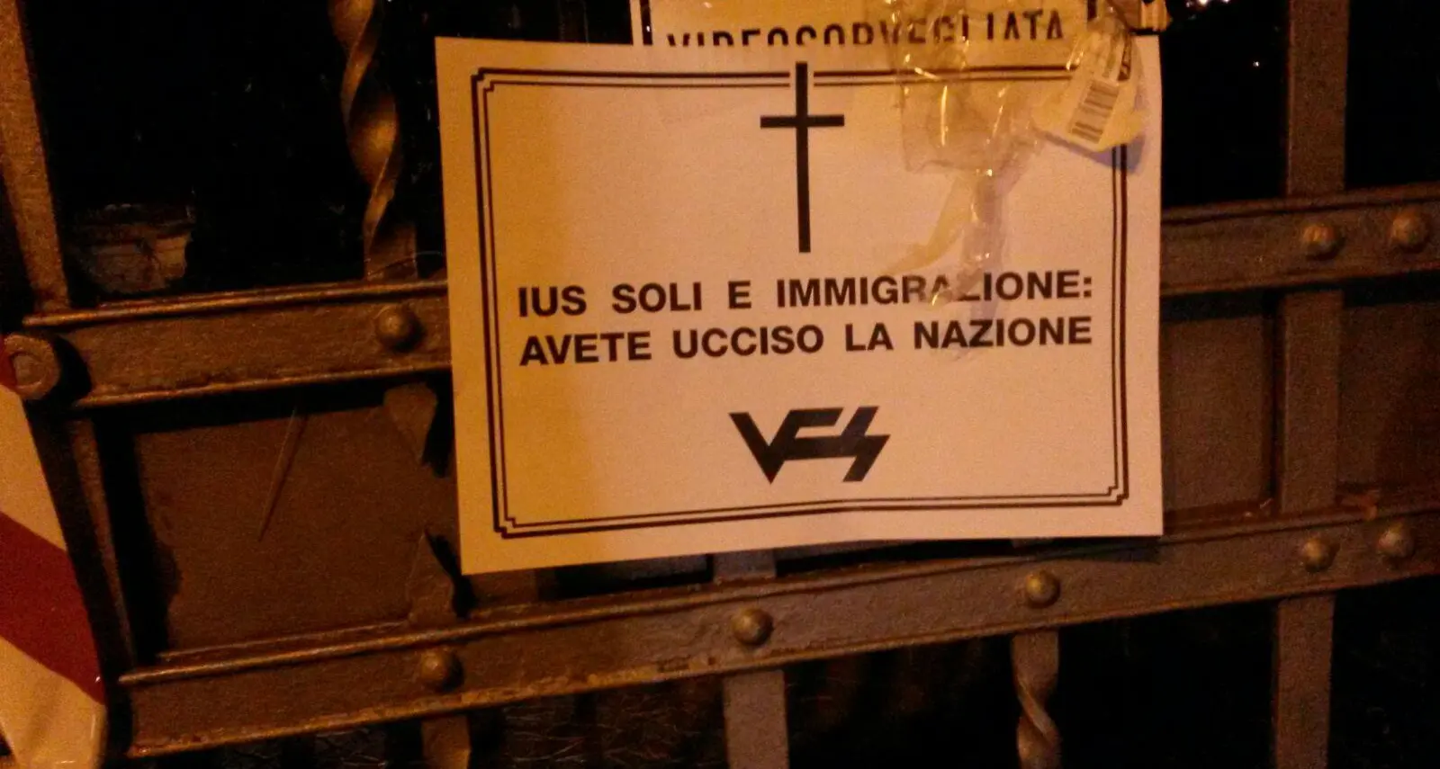 Blitz notturno anti-immigrati nelle sedi di Pd e Caritas