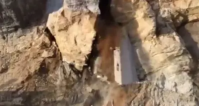 Parete rocciosa crolla durante lavori: il video della spettacolare frana in Passiria