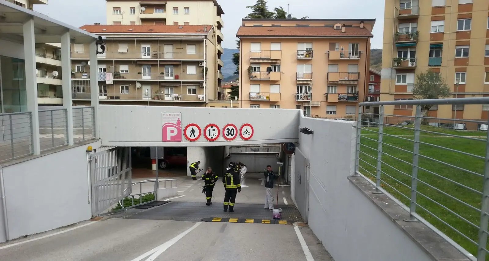Si schianta nel parcheggio grave una donna