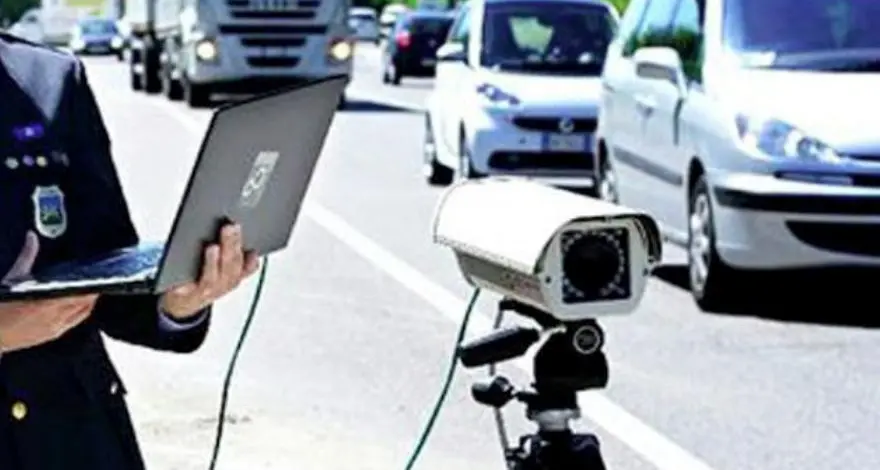 Era senza revisione da 8 anni Auto fuori legge: 2 denunce