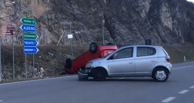 Scontro nei pressi di Mattarello L'auto finisce ruote all'aria
