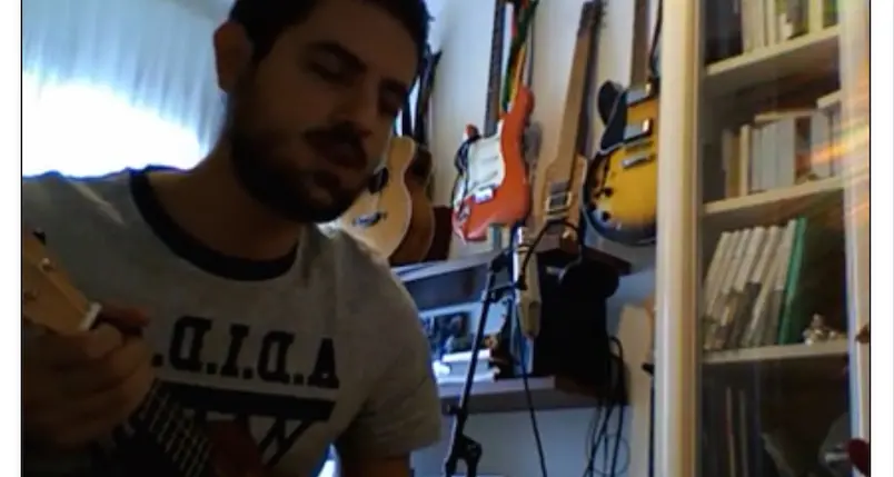 Anansi, nuova canzone su Fb Ukulele e voce per dire che è «Tutto ok»