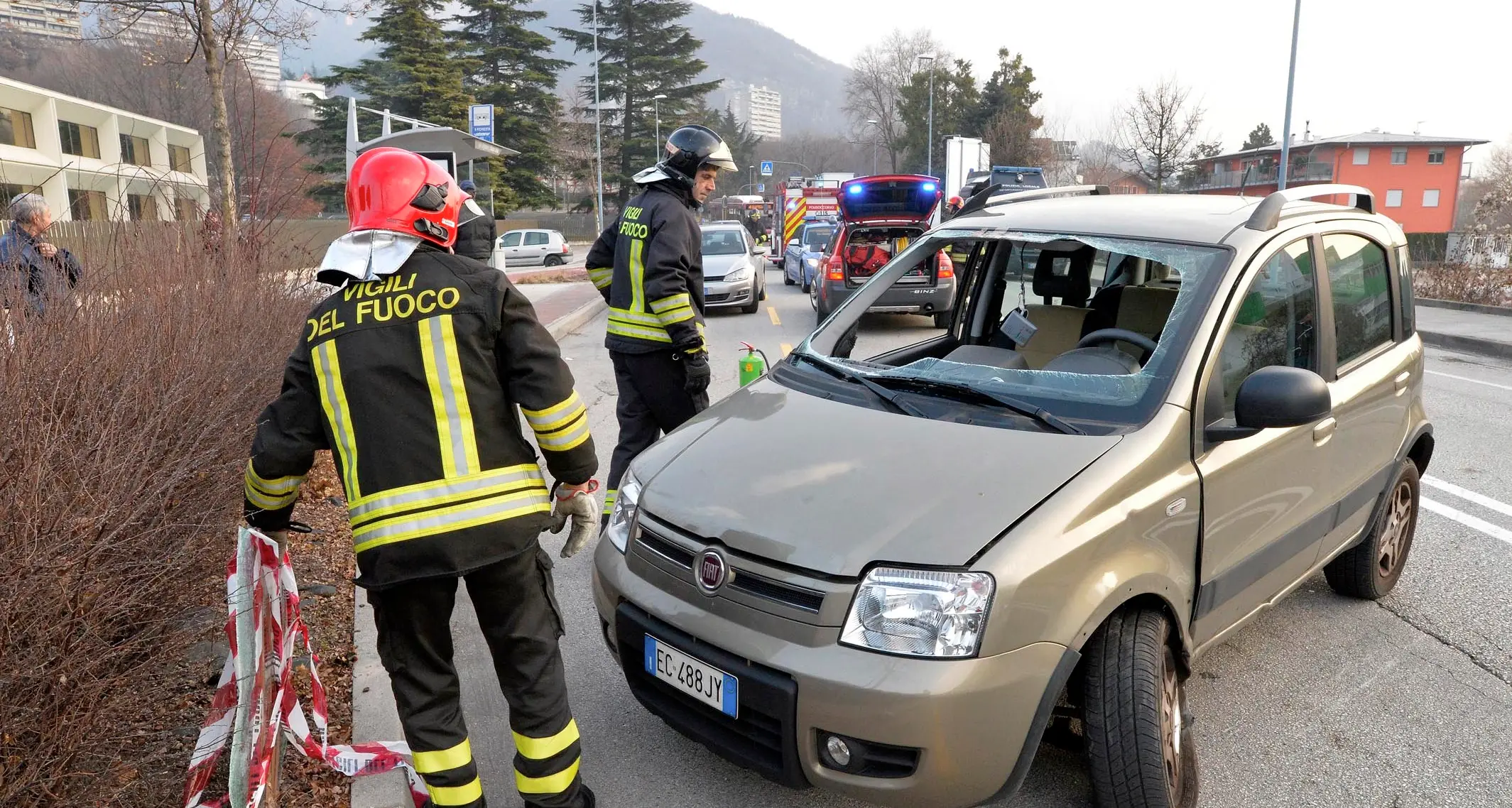 Incidente a Trento sud: auto si ribalta in via Degasperi