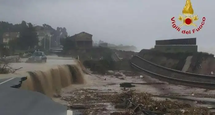 Calabria, le piogge devastano strade e ferrovie