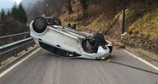Operaio si ribalta con l'auto di Hydro Dolomiti: non è grave