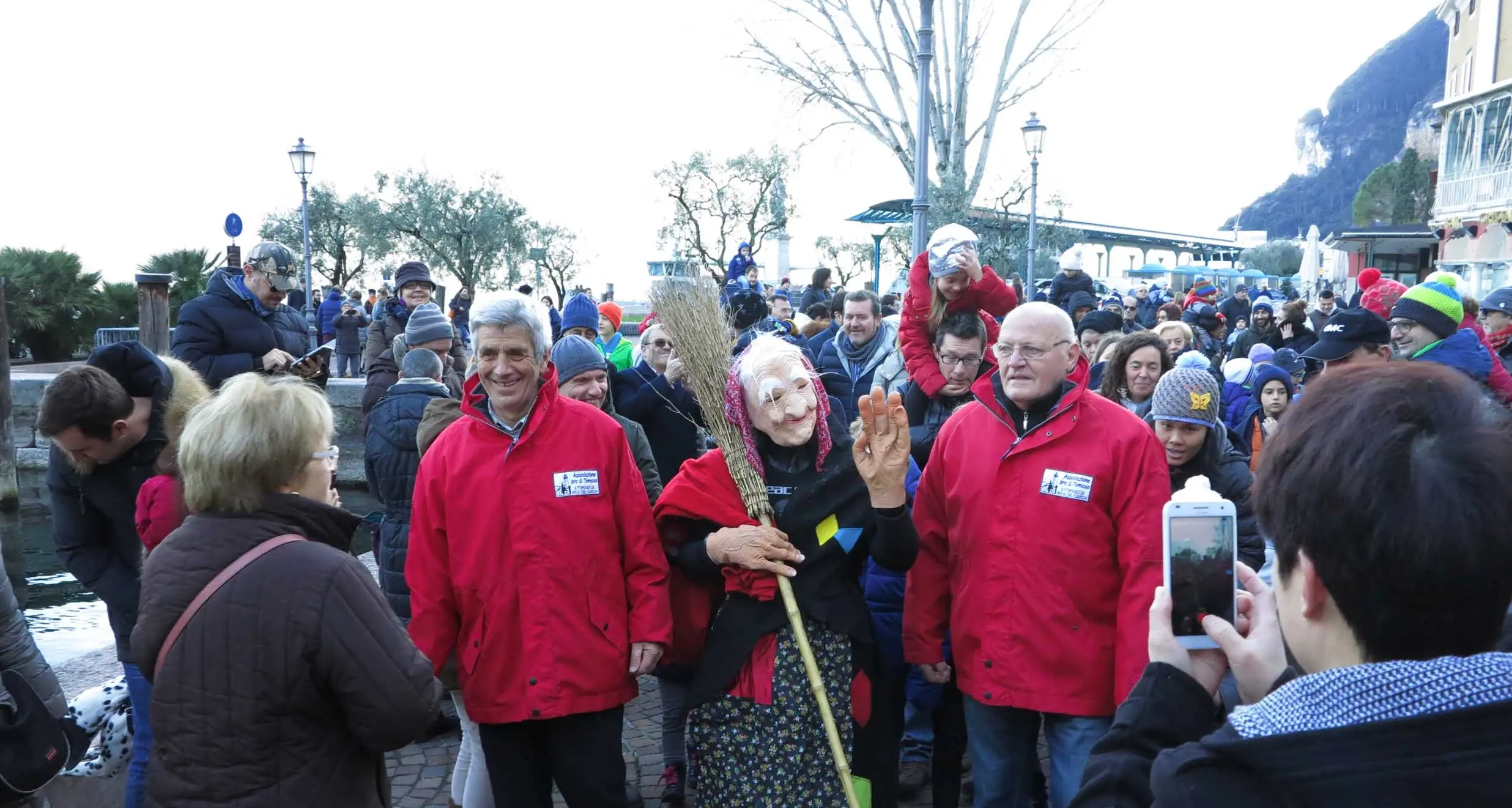 La «Befana Subacquea» porta con sè 1450 doni per i bambini
