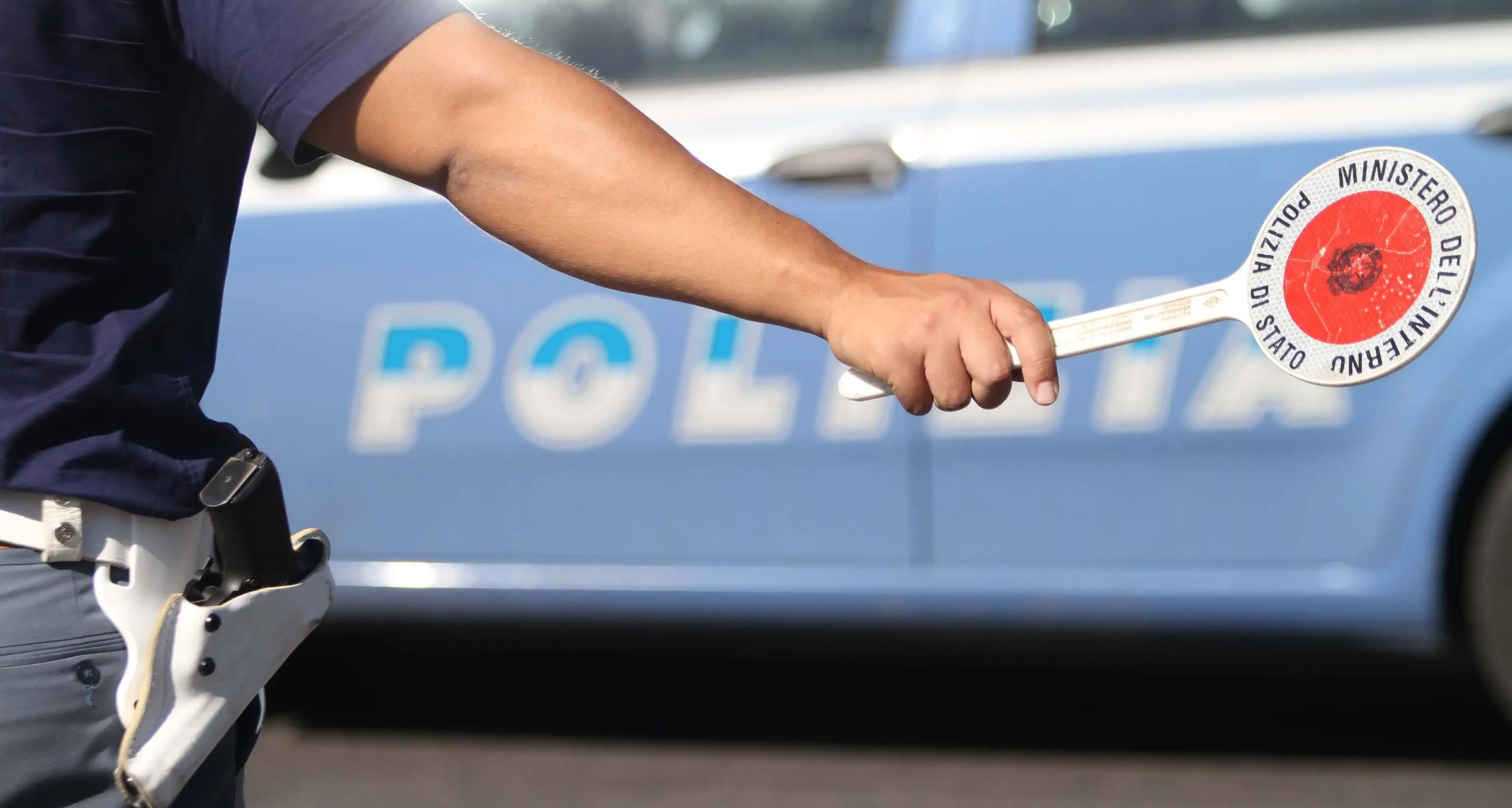 Danneggia auto e minaccia persone con le forbici, arrestato