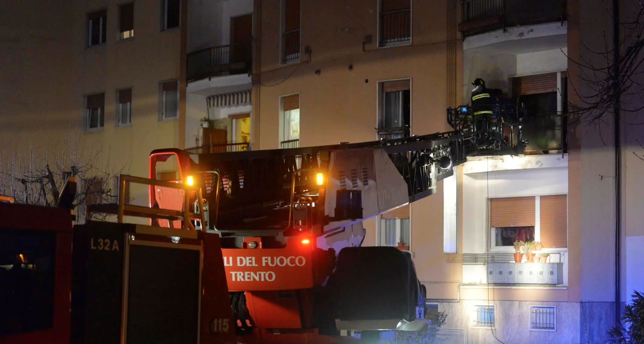 Allarme incendio in un appartamento Pompieri in Clarina con l'autoscala