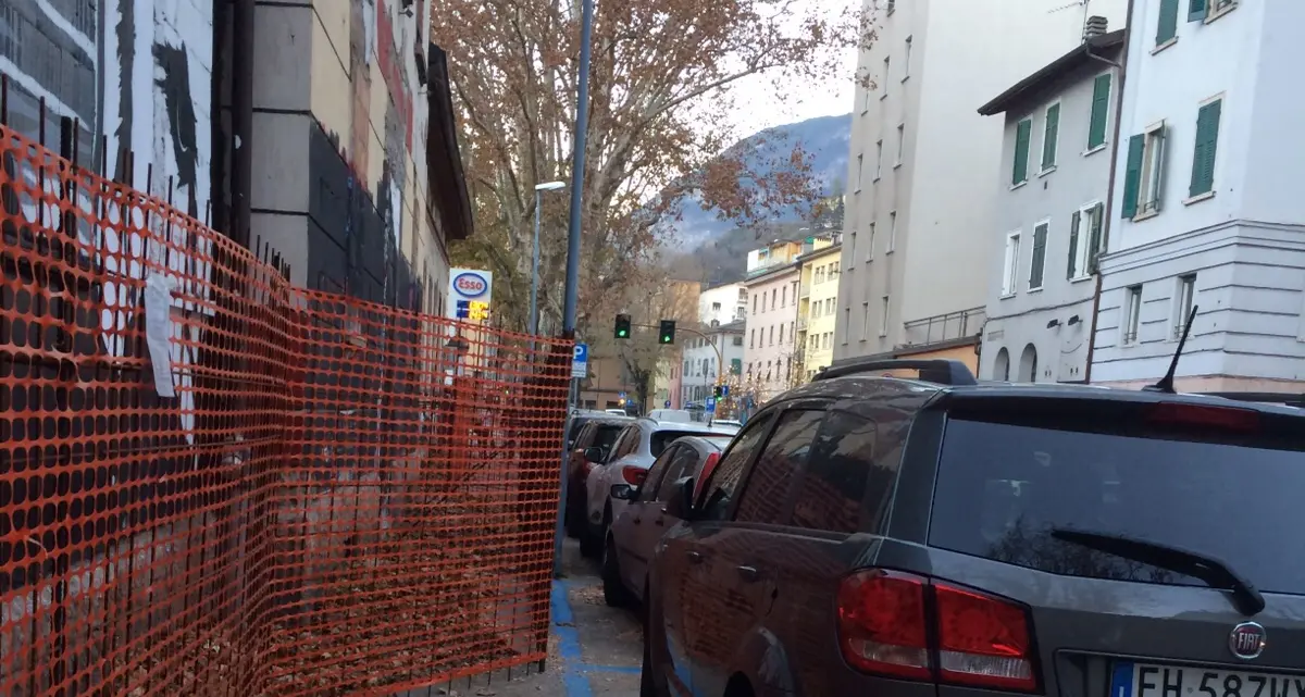 Via Manzoni: niente marciapiede ma posti auto «salvati»