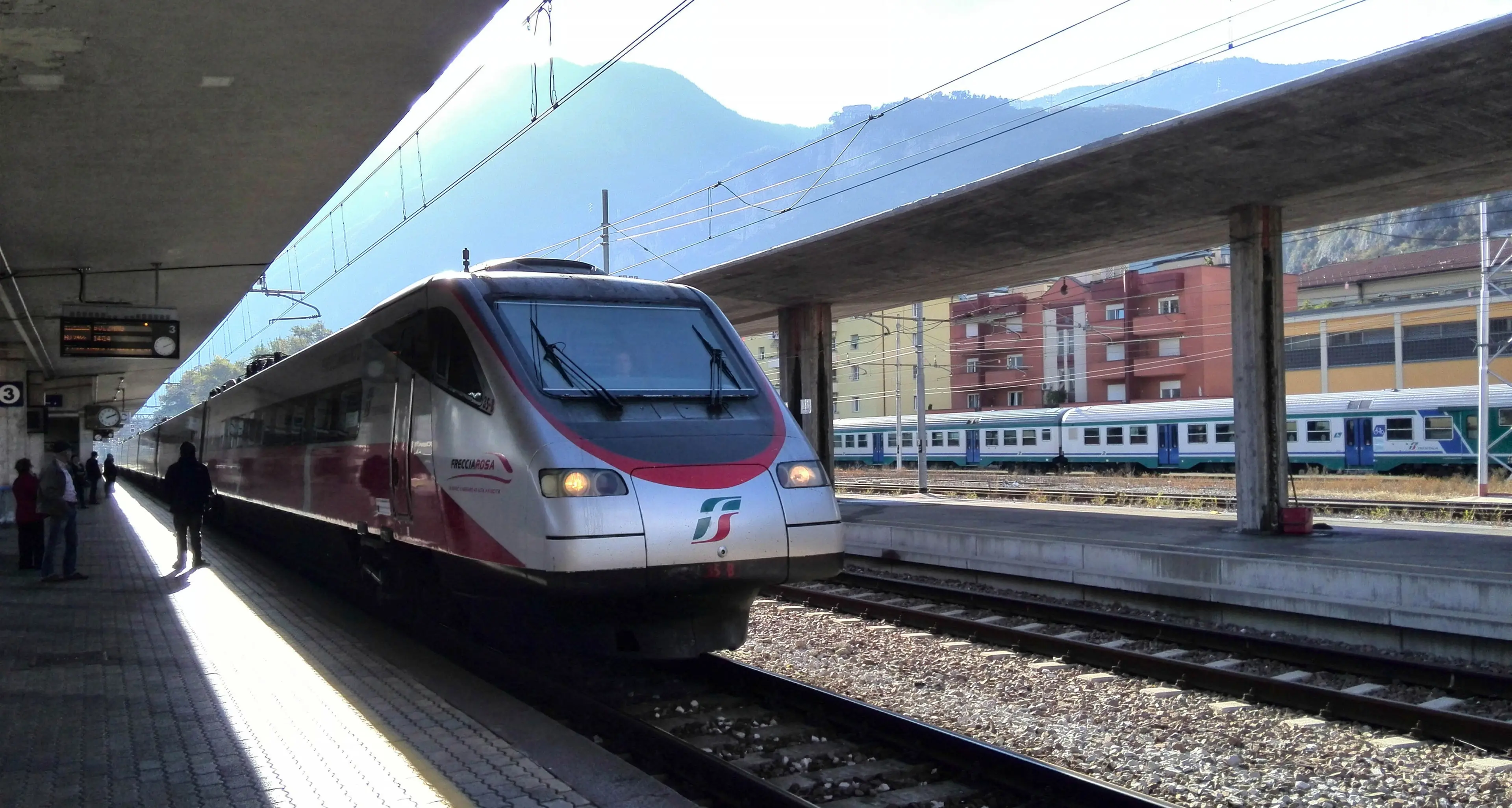 Carrello esce dai binari, treni in ritardo su tratta Verona-Trento