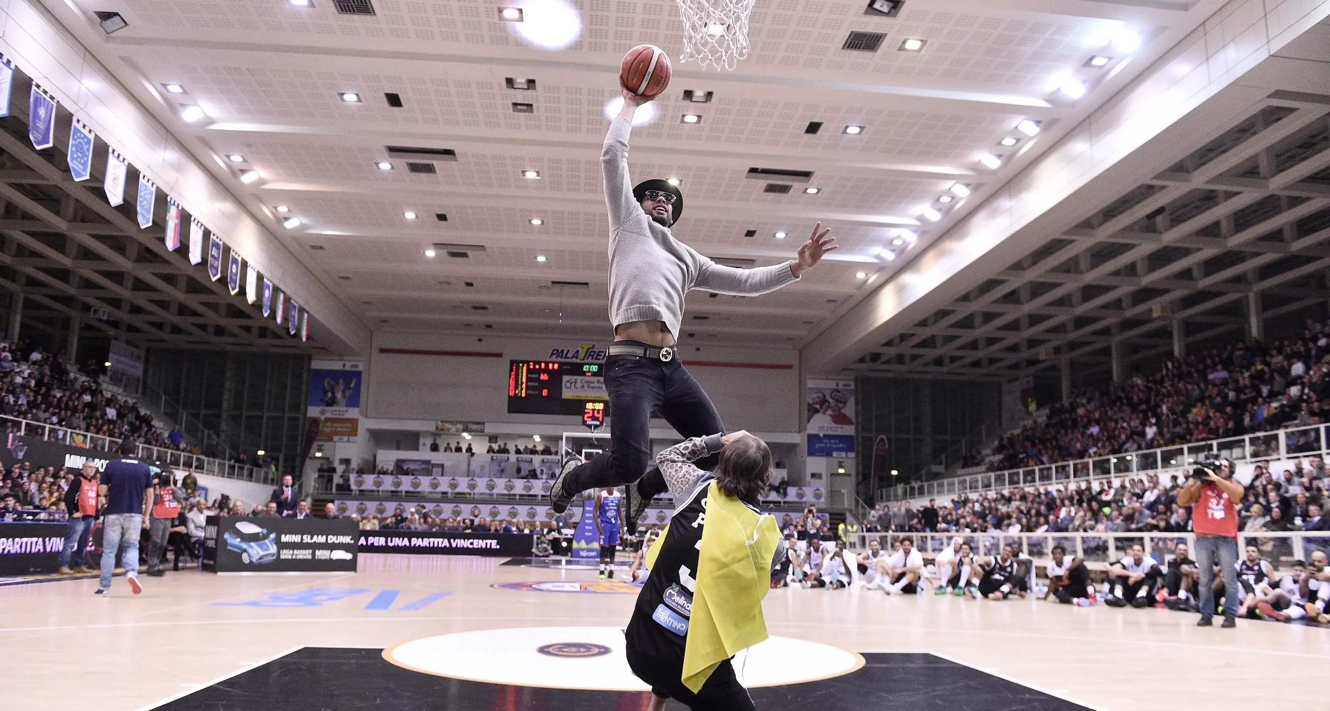 All Star Game: grande show al PalaTrento Lockett «schiaccia» Poeta: #prayforpeppe