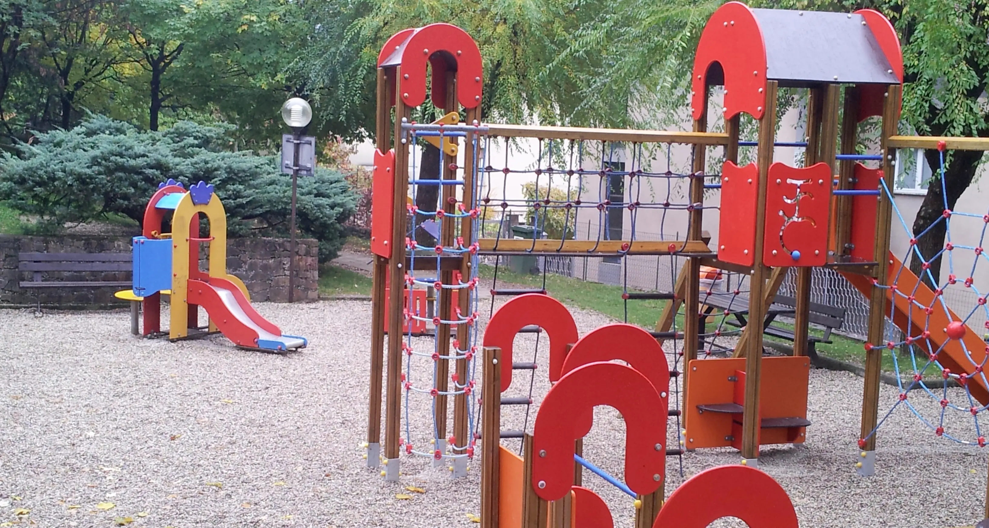 Insulti razzisti a una mamma e ai suoi bimbi «Negri di m..., tornateneve a casa vostra»