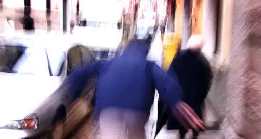 Tenta lo scippo in centro: fermato da un passante