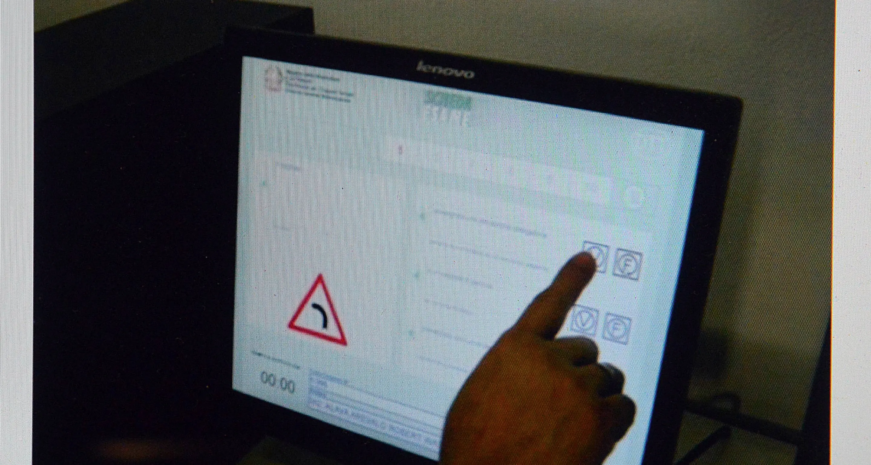 Al test per la patente con l'orologio-microcamera: cinese denunciata