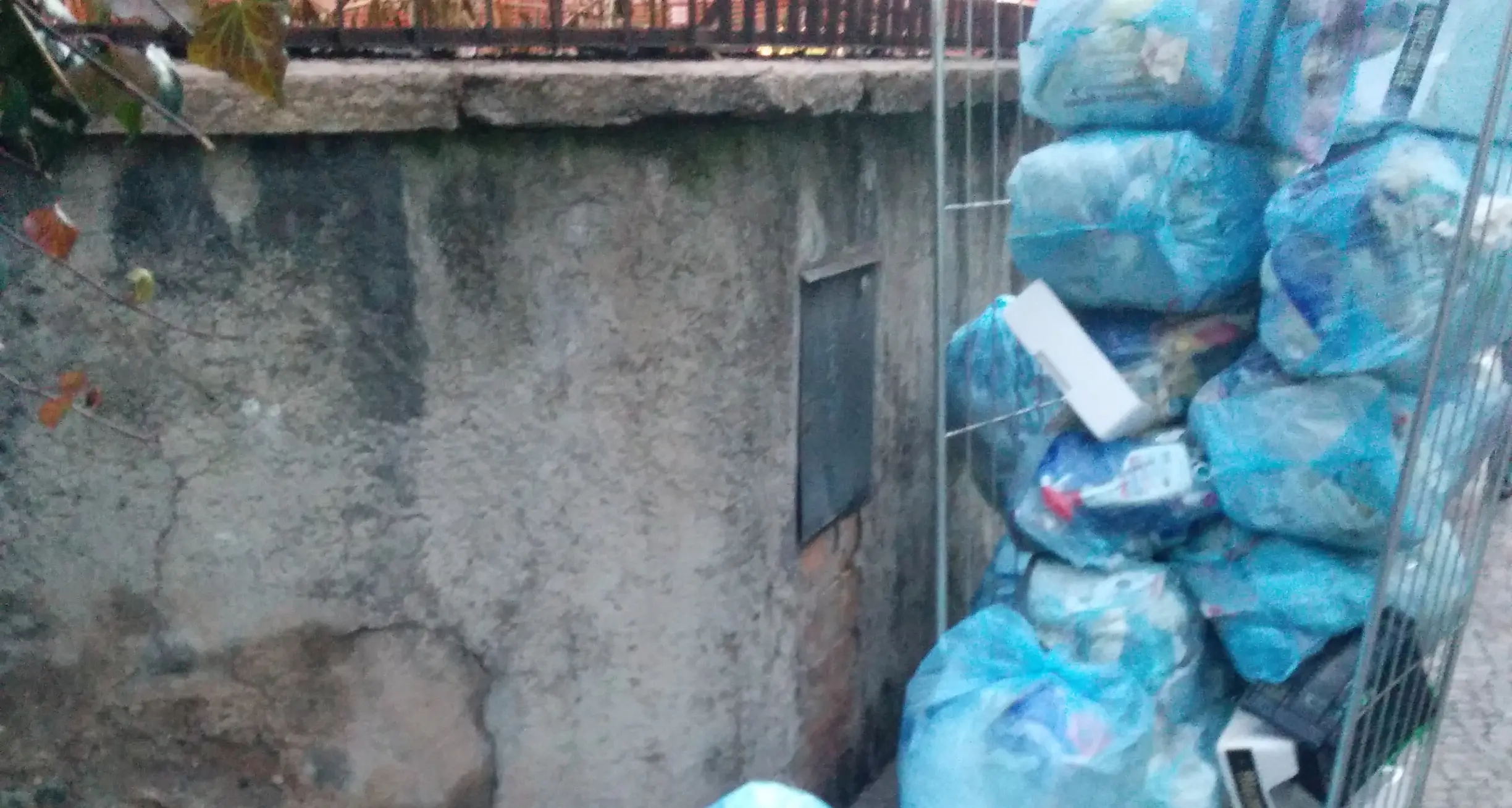 Sacchi esposti in ritardo e abbandonati in strada