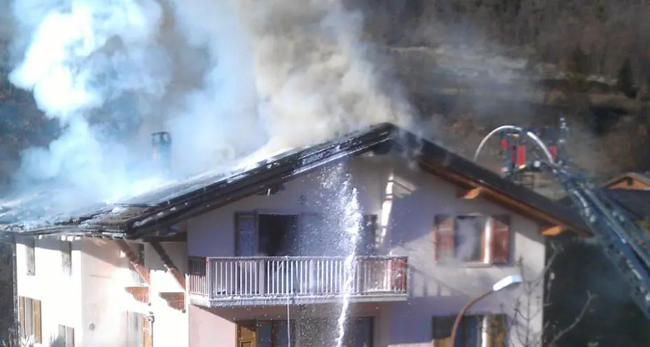 Tetto in fiamme a Covelo, intervento dei pompieri