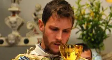 Il lungo abbraccio a don Gabriele
