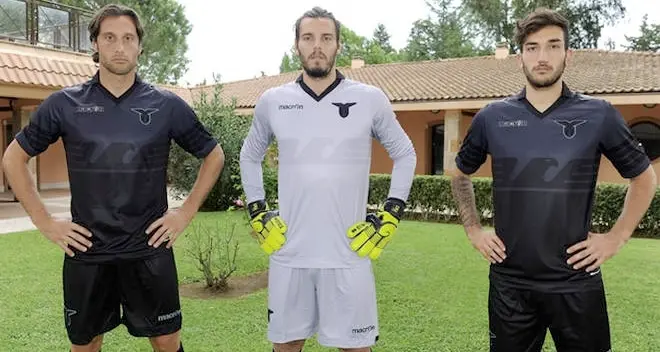 La nuova maglia nera della Lazio è criticata I giornali francesi: \"E' da Terzo Reich\"