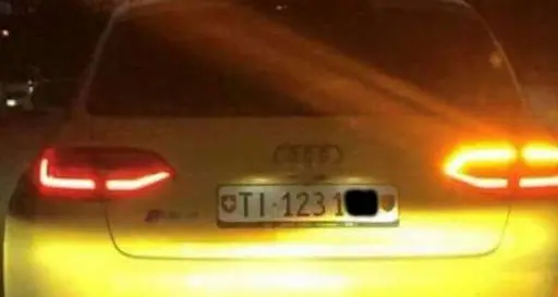 Rapinatori in fuga sull'Audi gialla La polizia: «Aiutateci a trovarla»