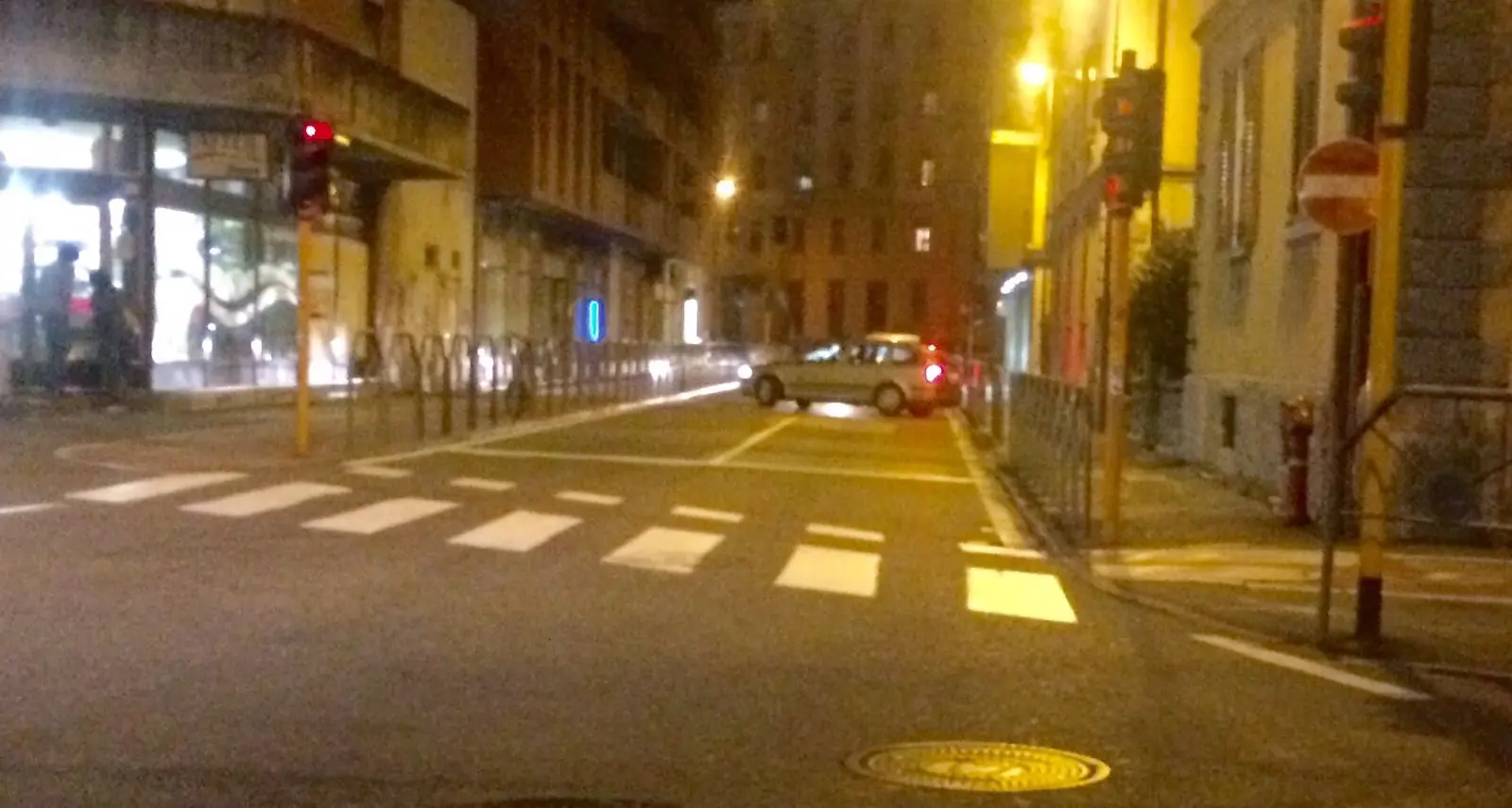 Svolta contromano in piazza Centa verso via Brennero