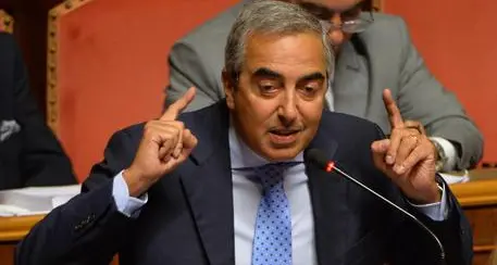 Gasparri choc: 'Elton John? Uno schifo umano'