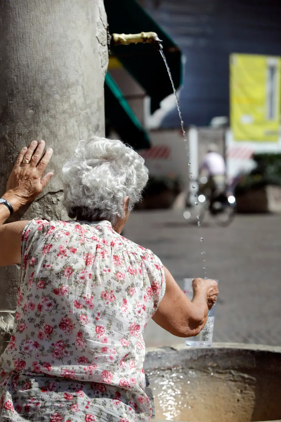 Nonna di 91 anni scappa dalla casa di riposo e gironzola per la città