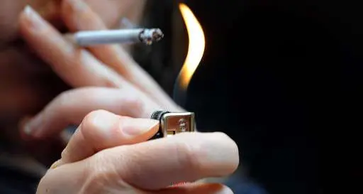 Da domani stretta sul fumo, stop in auto se ci sono minori