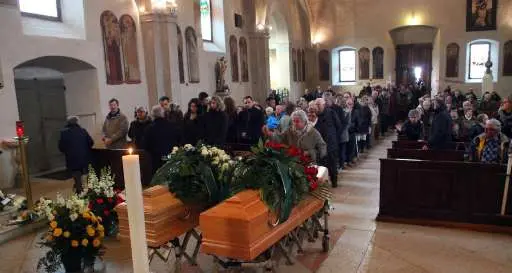 L'addio alle due vittime dell'esplosione a Mezzomonte