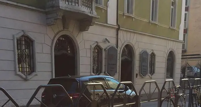 Auto imbocca contromano il senso unico di via Paradisi