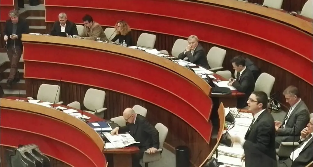 Welfare agli stranieri: stop alla mozione di Fugatti (Lega)