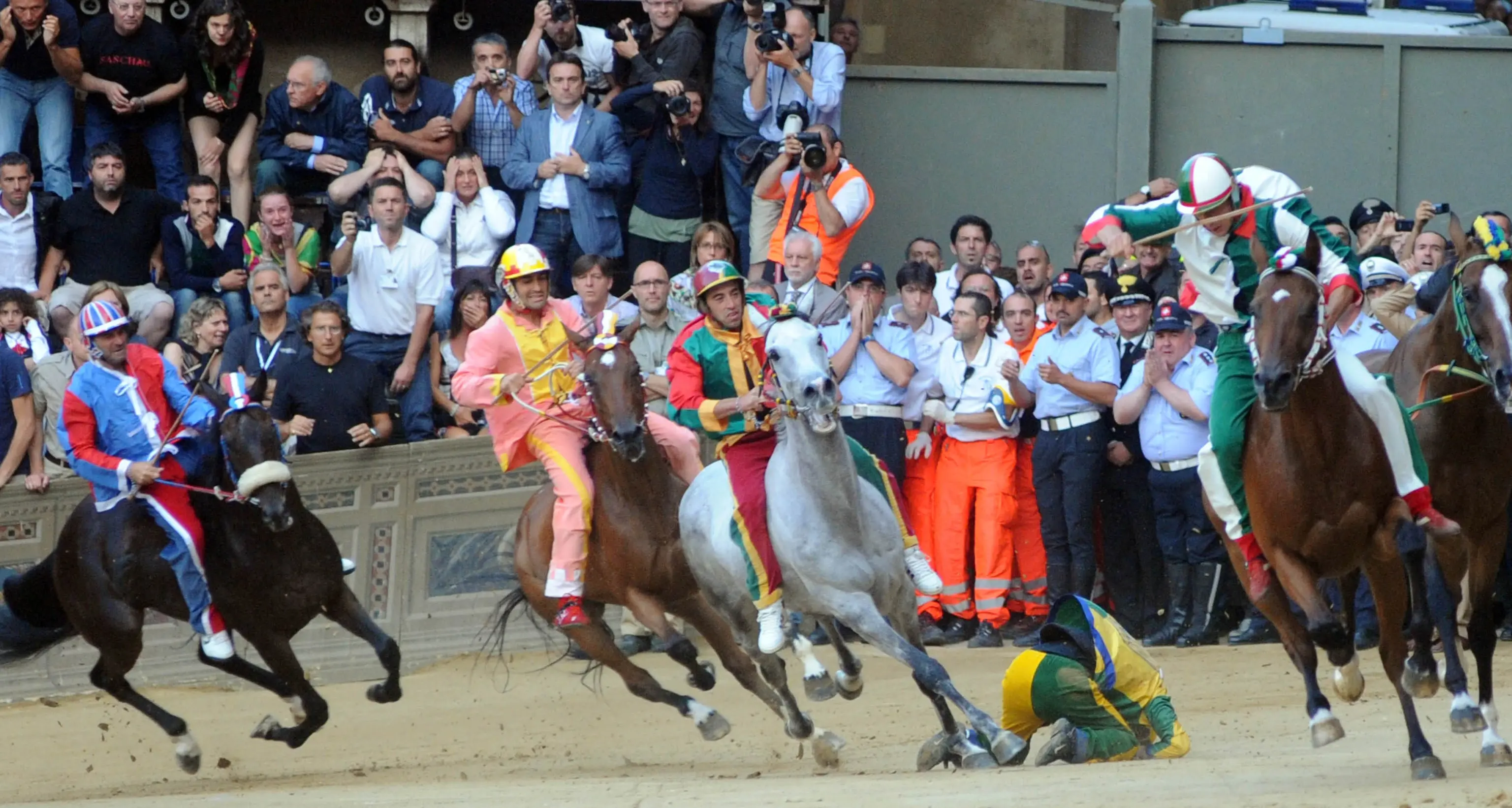 L'Italia come il Palio di Siena? Magari
