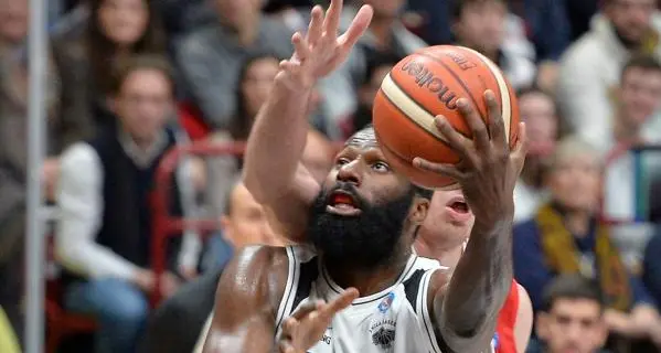 L'Aquila sbanca Pistoia trascinata da Wright