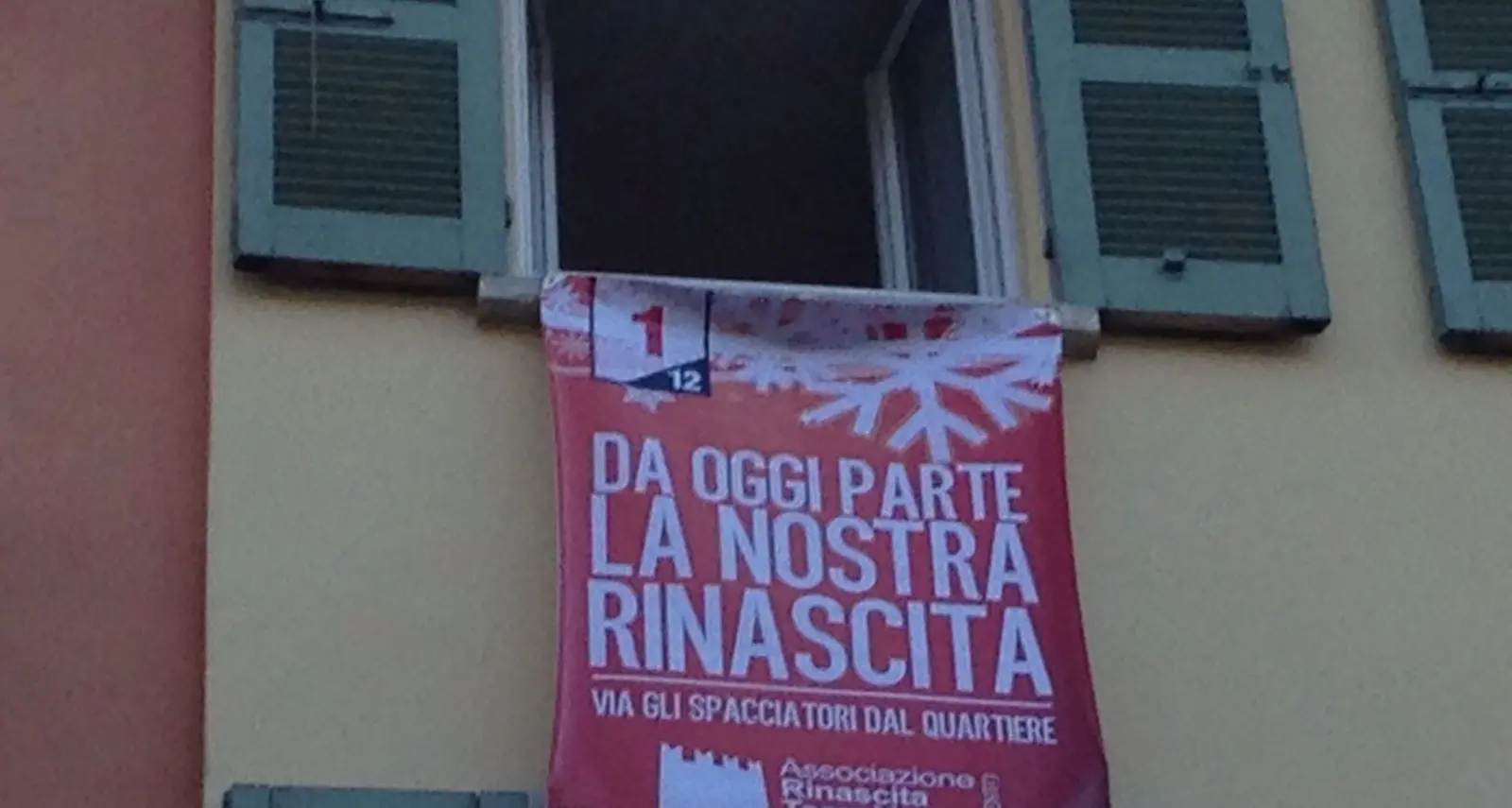 S. Maria, un Natale diverso per riprendersi il quartiere Proiettata ogni giorno la scritta «via gli spacciatori»