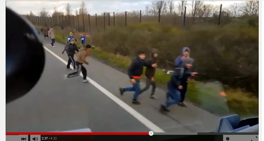 La sterzata contro i profughi video vergogna del Tir ungherese