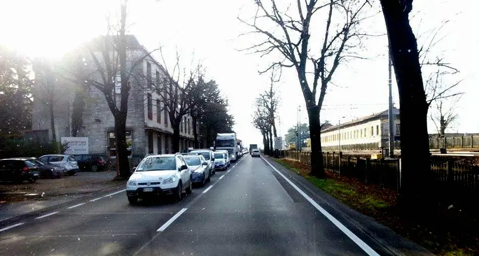 Si asfalta, traffico in tilt sulla statale a Rovereto