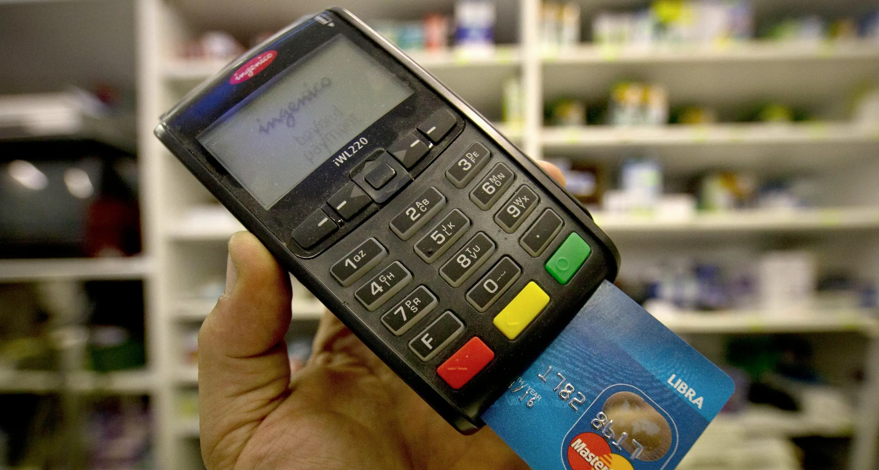 Carte di credito e bancomat anche per spese sotto i 5 euro