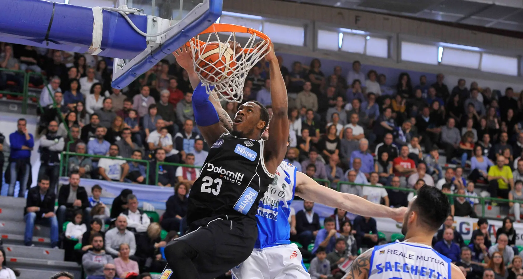 L'Aquila sbanca Sassari 88-73 Che lezione ai campioni!