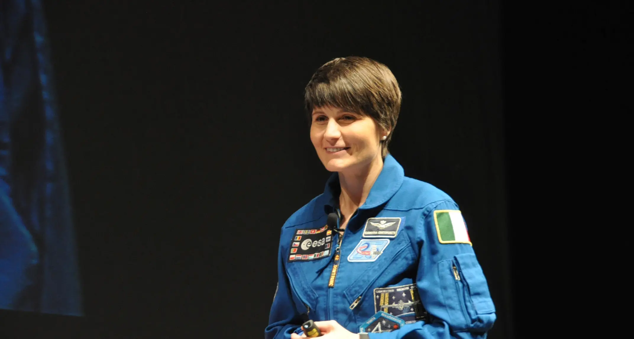 AstroSamantha su Twitter «corregge» il rapper Emis Killa