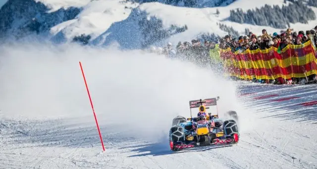 F1, Verstappen guida la Red Bull sulle piste innevate di Kitzbuehel