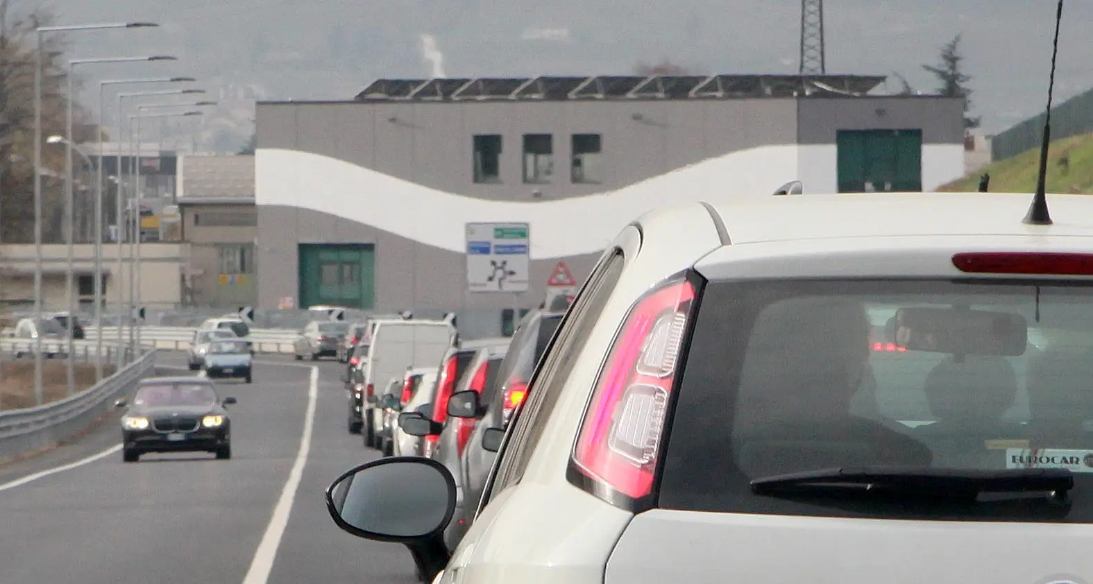 Quattro multe al giorno «Sono troppe, mettetevi in regola»
