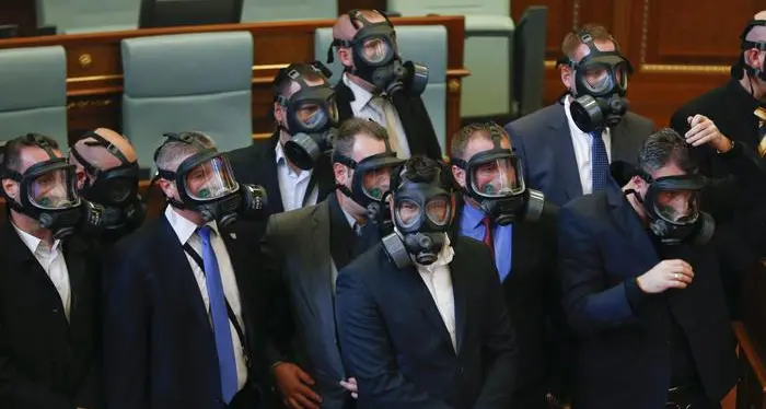 L'opposizione? Si fa con i gas lacrimogeni