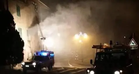 Dambel, fiamme dalla cenere: a fuoco un appartamento