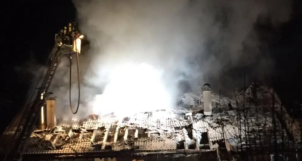 L'hotel andò a fuoco: quattro anni dopo condannati il padrone e tre tecnici per lavori al tetto