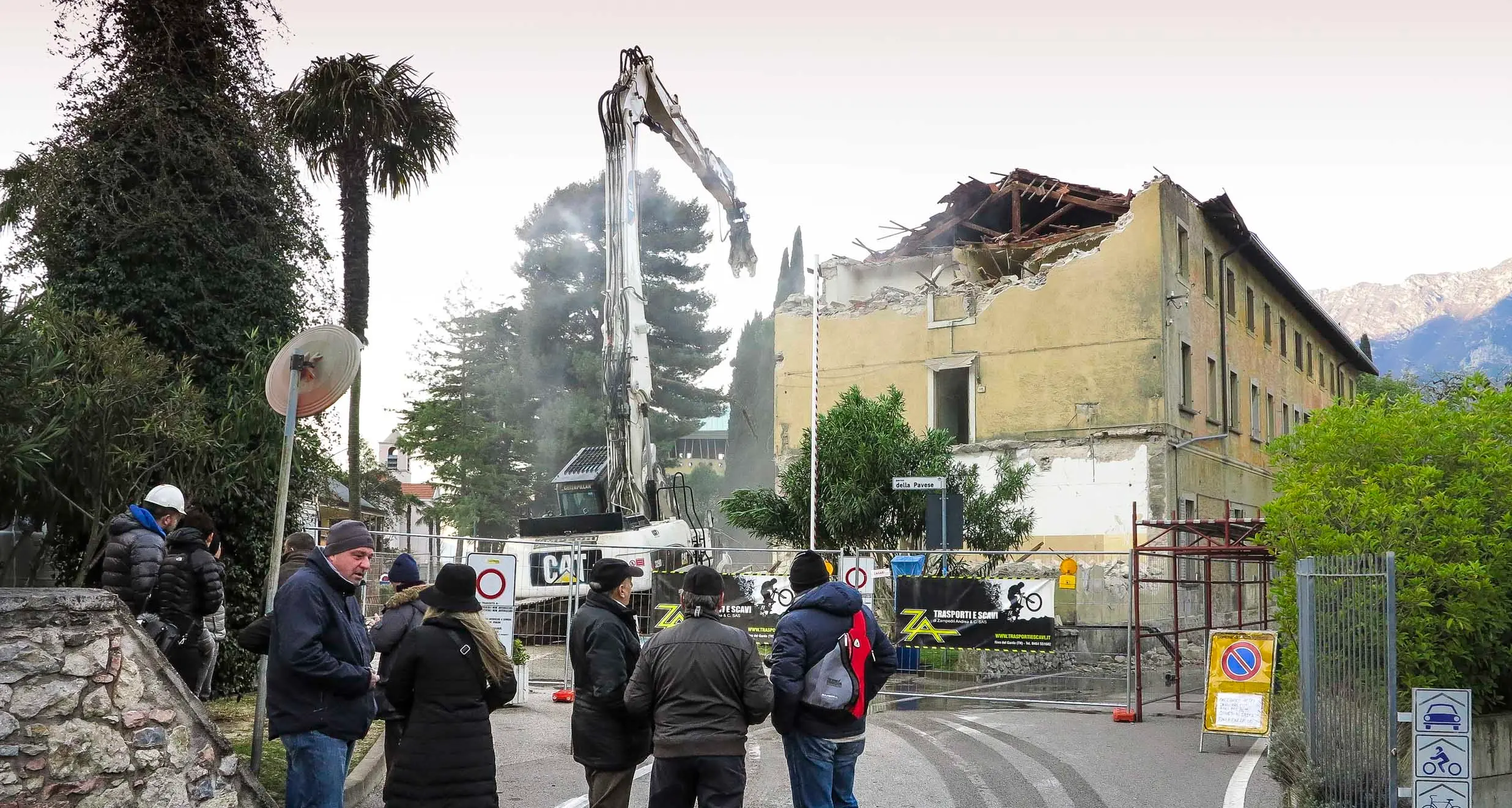 Torbole, iniziata questa mattina la demolizione della dependance
