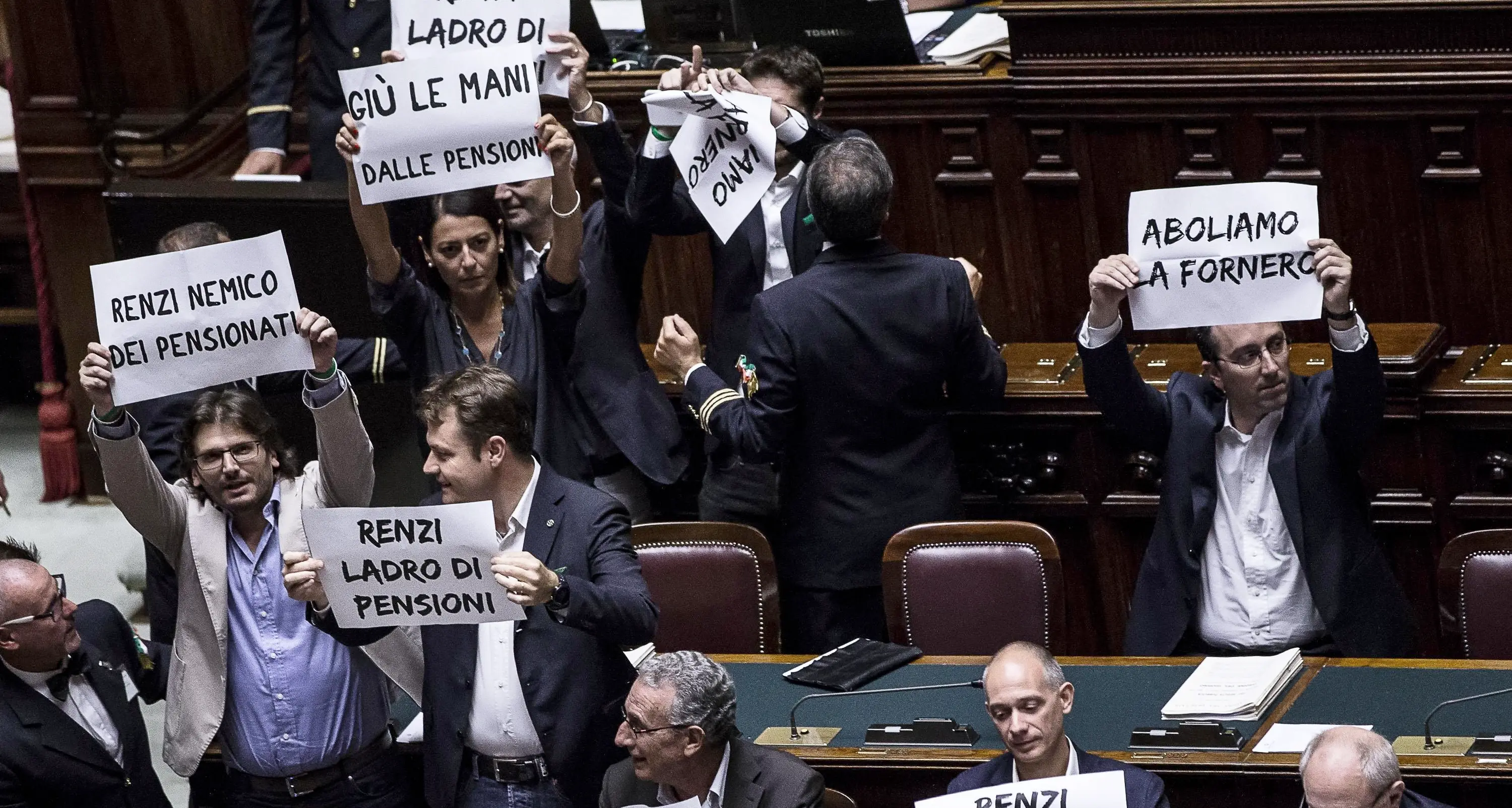 I senatori della Lega occupano i banchi del governo per protestare contro l'atteggiamento di Renzi verso gli esodati