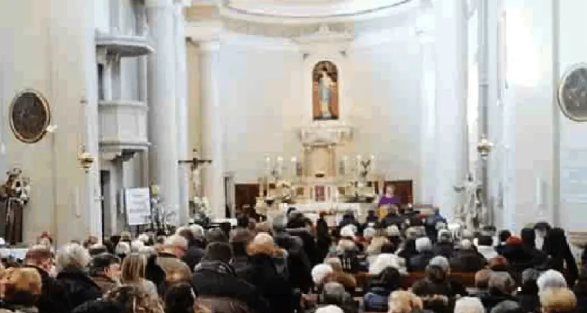 Meano, vandali scatenati e senza rispetto Petardo lanciato in chiesa, danni a scuola