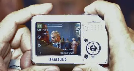 Presi con la macchina fotografica rubata, due denunce