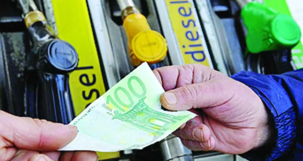La benzina costa agli automobilisti italiani il 30,7% in più che agli austriaci