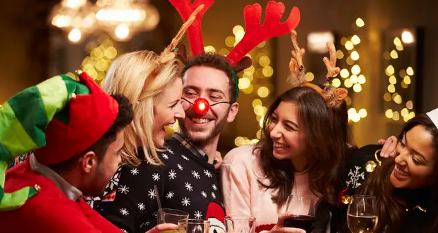 E per le feste tutti a casa, il trend è l'aperitivo natalizio