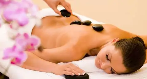 In hotel con pacchetto benessere. Se ne va senza pagare il conto